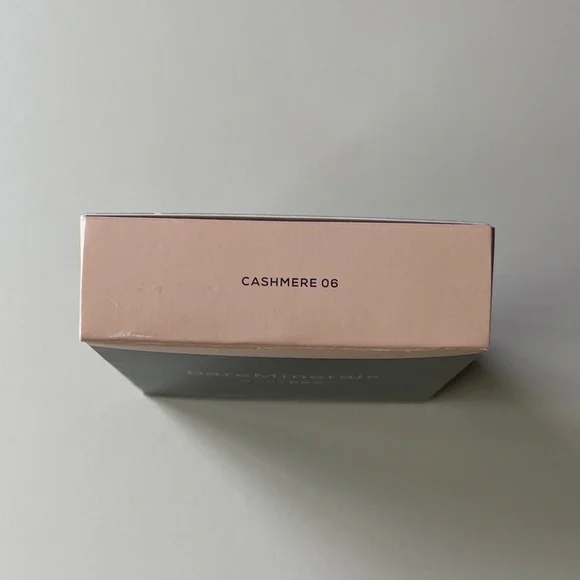 bareMinerals barePro Performance Wear Powder Foundation in Cashmere 06